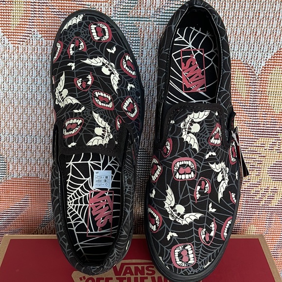 Vans Classic Slip-0n
(Glow Frights) Black/Black
VN000XG88MG WMNS sneakers - Picture 13 of 16